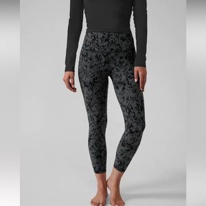 Athleta Salutation Stash Pocket 7/8 Printed Tight. Size:  XSP
